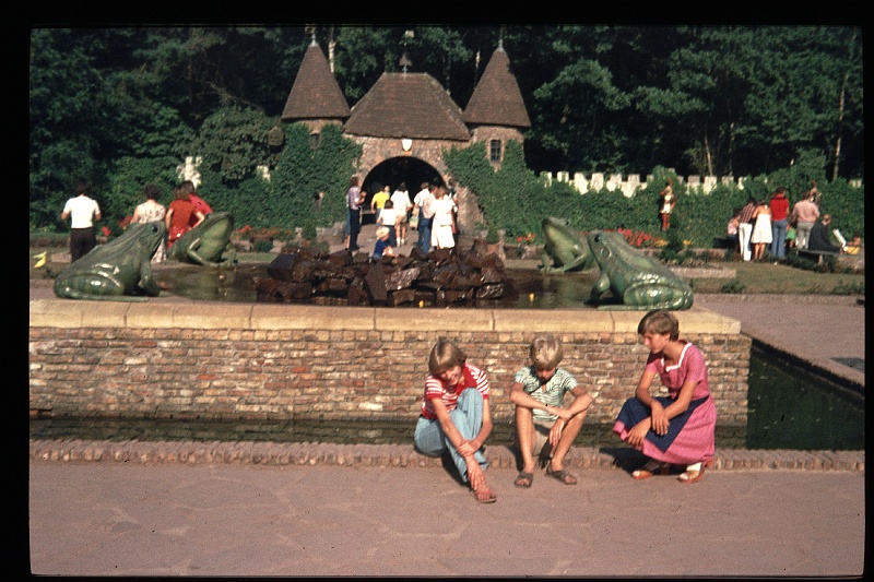 35.Efteling aug 1976 Brigitte,Marion,Peter.JPG